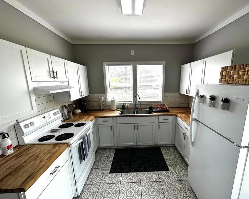 Mrs. Hughes Cottage - 2 Bedroom House W/ Parking Hamilton Exterior photo